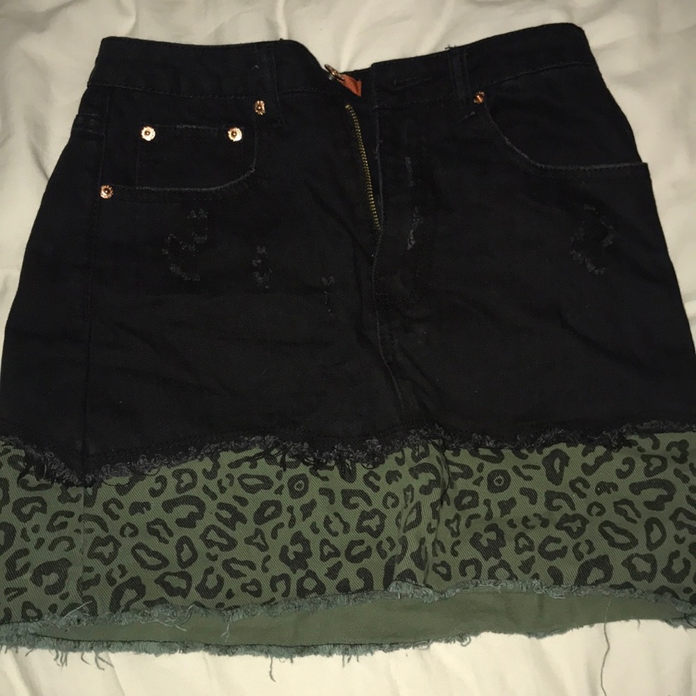 high rise black skirt with cheetah print